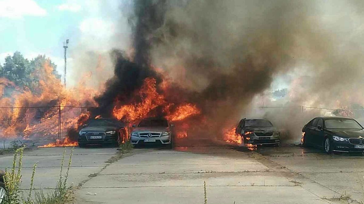 Silný požár v Bratislavě poškodil firmu i zaparkované automobily